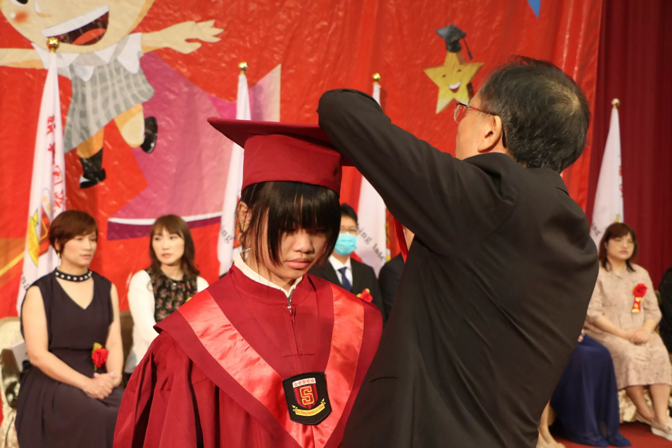 林繼生校長幫畢業生撥穗 0 scaled