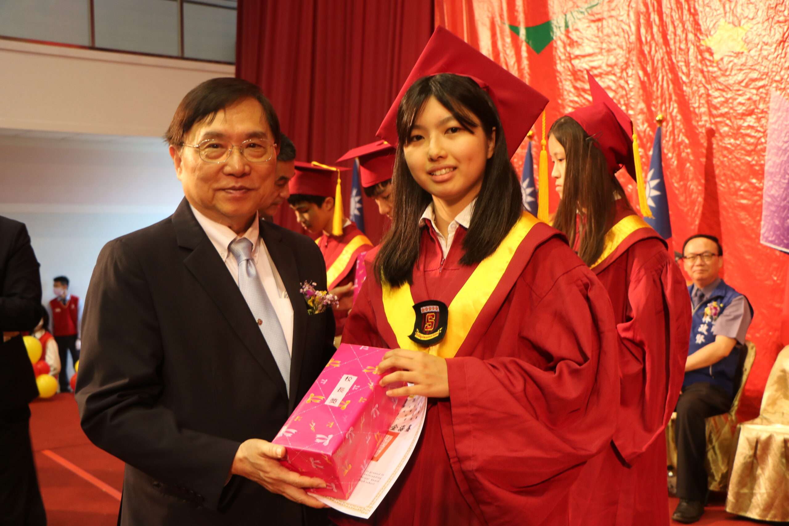 桃園新興國際中小學畢典 媲美大學穿學士袍、撥穗 魏宏恩總校長頒獎與祝福 0 scaled