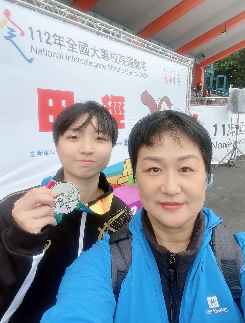 全大運圓滿落幕 龍華科大五專生傅茜筠再奪牌 龍華五專生傅茜筠允文允武 全大運鉛球奪銅實務專題競賽第一 2 0