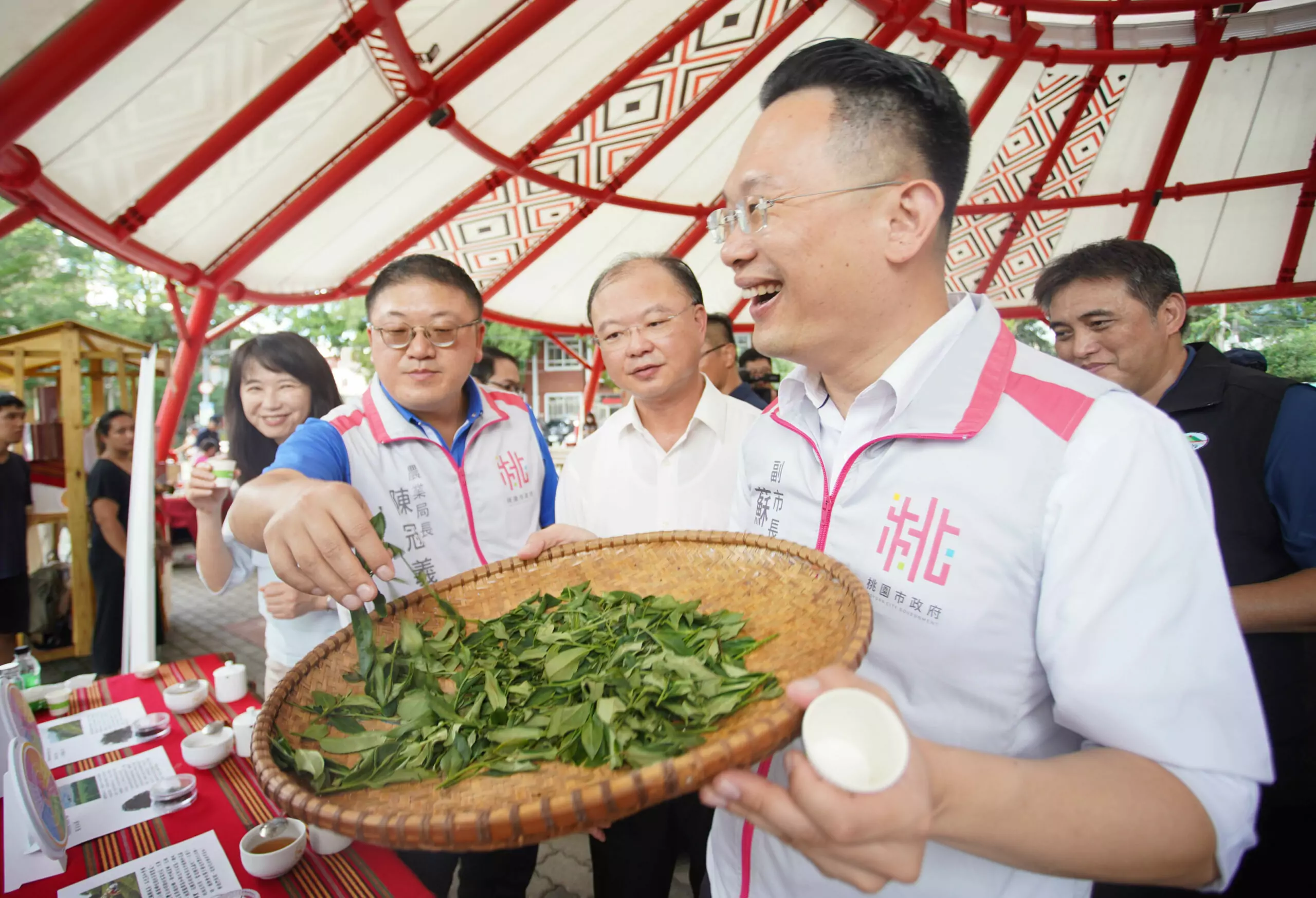 拉拉山春季高山烏龍茶評鑑結果揭曉 蘇俊賓恭喜他蟬聯特等獎 拉拉山春季高山烏龍茶評鑑結果揭曉 蘇俊賓恭喜他蟬聯特等獎