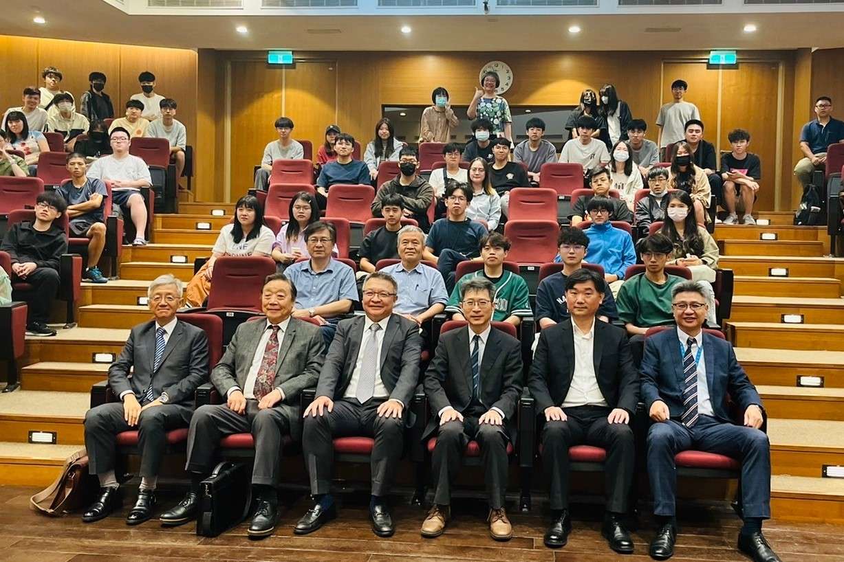 中原大學、台灣應材合作開課 打造先進半導體設備人才庫 02 應用材料公司集團副總裁暨台灣區總裁余定陸前排左3至中原大學發表專題演講。 0