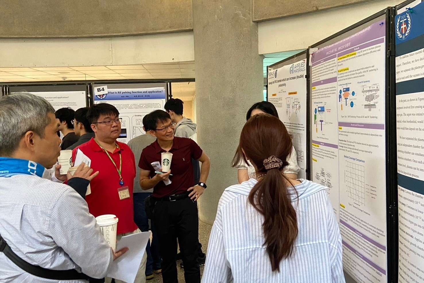 04 中原大學「台灣應用材料系列課程 先進半導體設備」成果展示，評審委員聆聽學生簡報