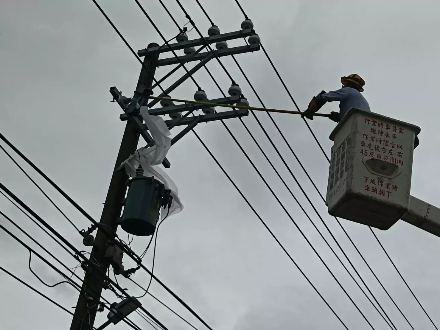 凱米颱風釀桃園逾1.3萬戶停電 台電搶修全數復電 凱米颱風釀桃園逾1.3萬戶停電 台電搶修全數復電