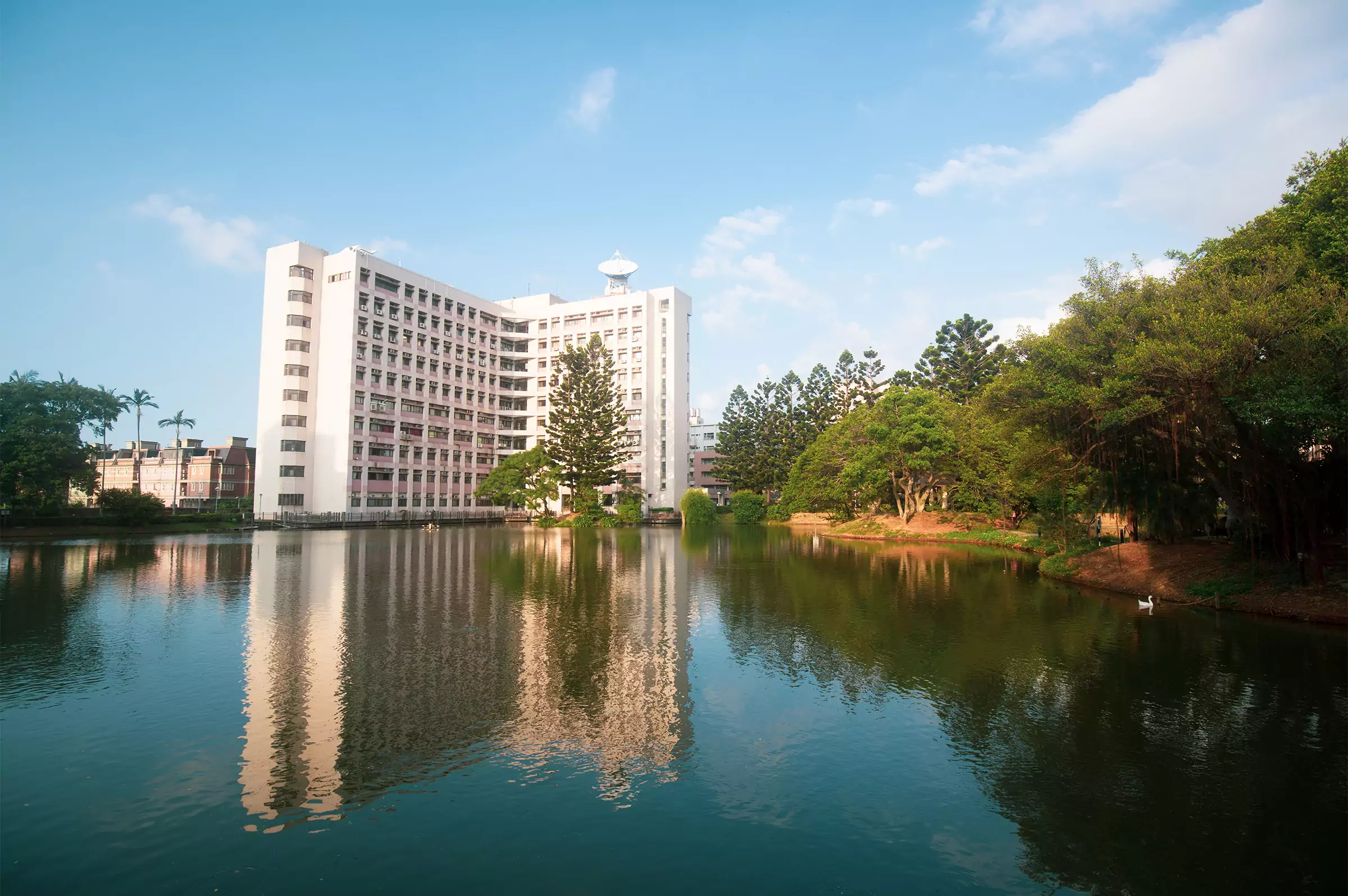 中央大學辦學成果獲多方肯定 註冊率連3年「破百」 中央大學辦學成果獲多方肯定 註冊率連3年「破百」