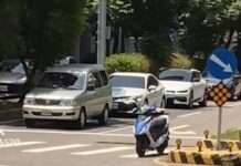 【有片】熱!騎士等紅燈怕曬太陽 竟拋下機車躲路旁乘涼