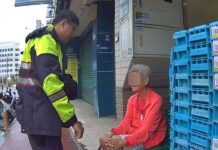 8旬老婦颱風天出門散步迷途 警助聯繫家屬平安返回