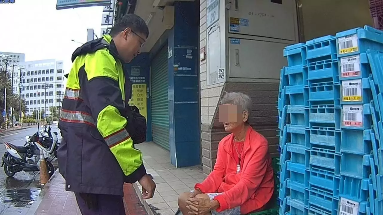 8旬老婦颱風天出門散步迷途 警助聯繫家屬平安返回 1898357 0