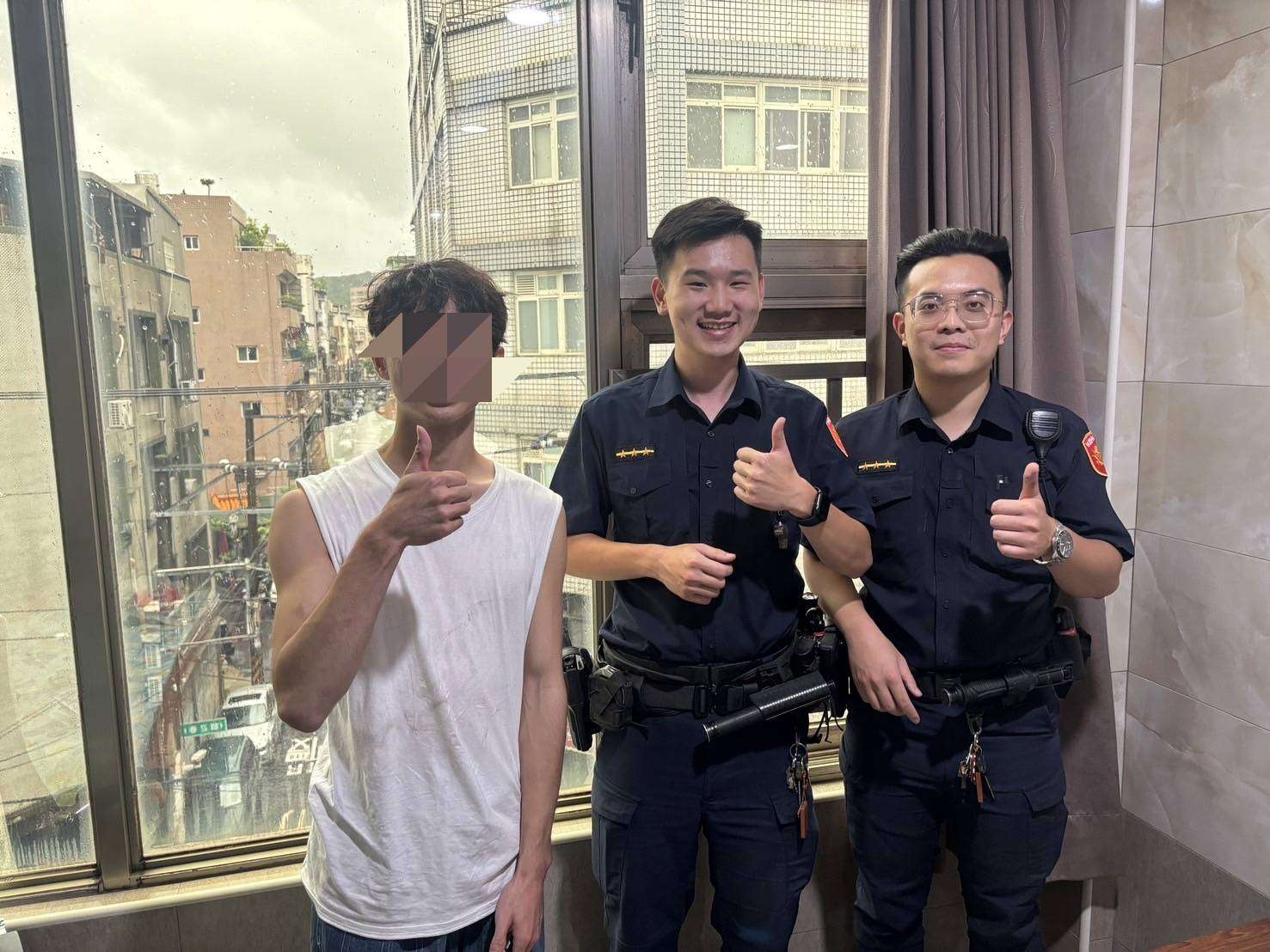 鋁門窗險遭凱米吹飛 桃警及時伸援 1899023 0