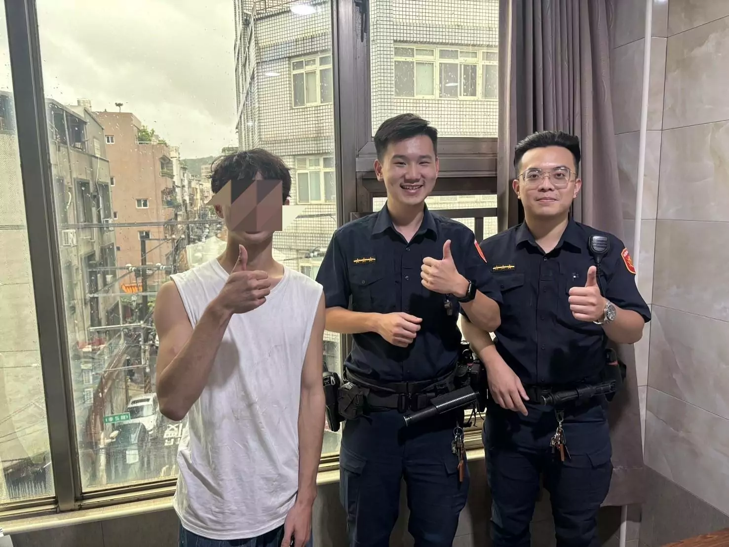 鋁門窗險遭凱米吹飛 桃警及時伸援 1899023 0