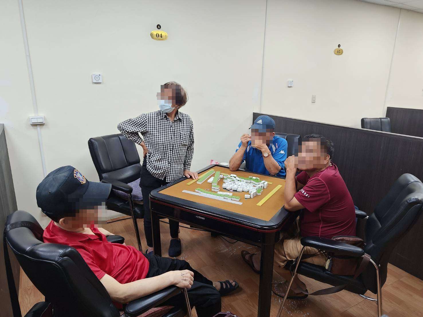桃園棋牌社暗藏玄機 19歲女揪客賭博遭逮 1899836