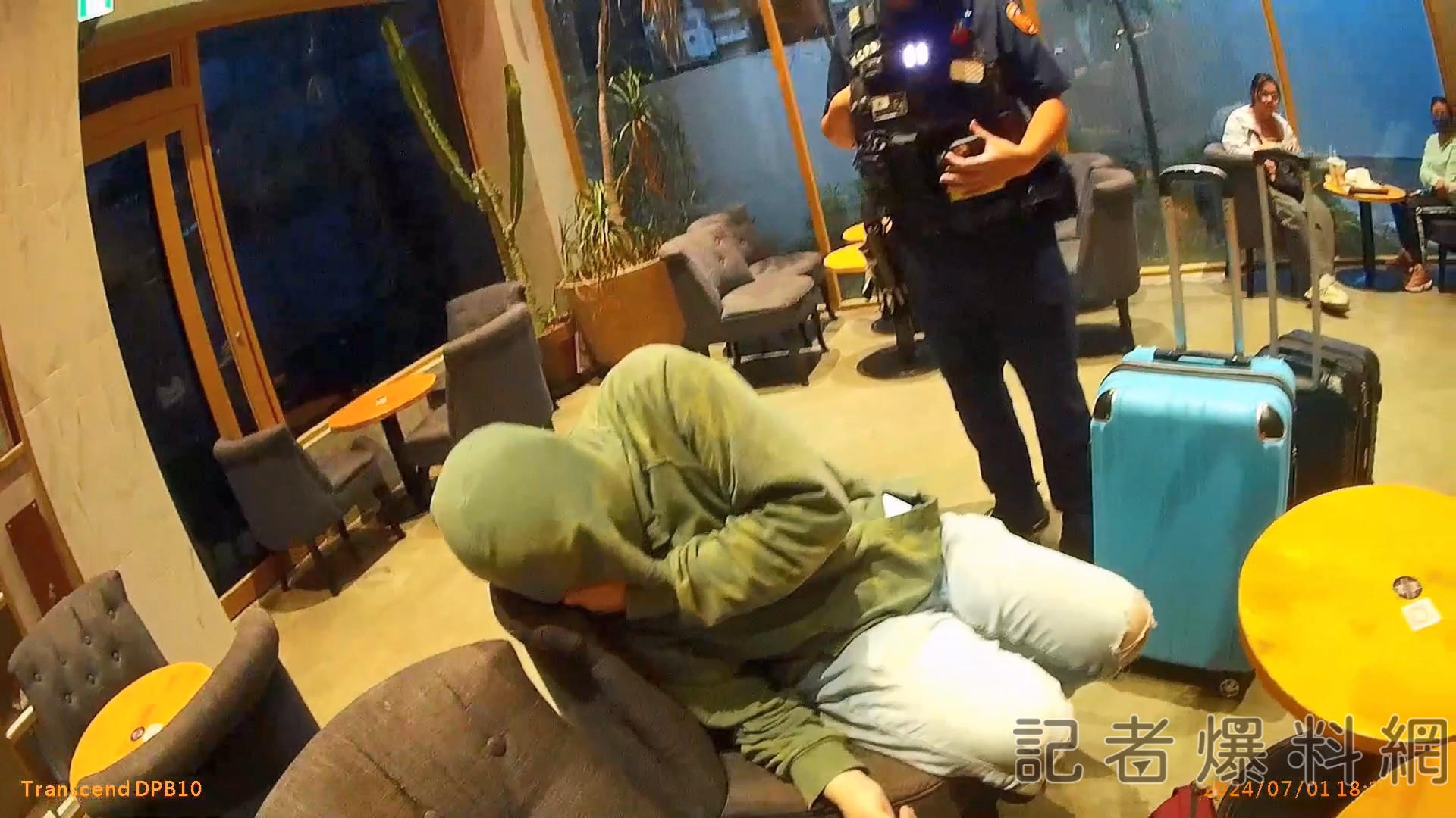 【有片】女子沒花錢賴咖啡廳不走 遭4員警合力扛出去