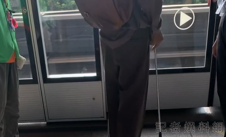 【有片】博愛座讓座爭議再起 女遭長輩持枴杖打