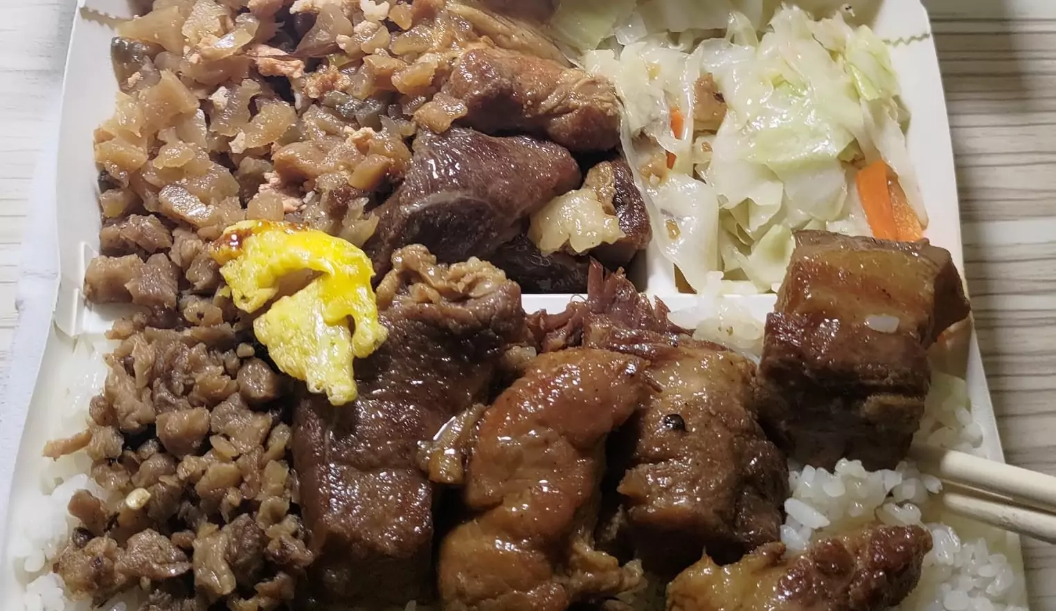 自助餐夾滷豬肉塊竟要220元 網友:應該是佩佩豬 自助餐夾滷豬肉塊竟要220元 網友:應該是佩佩豬