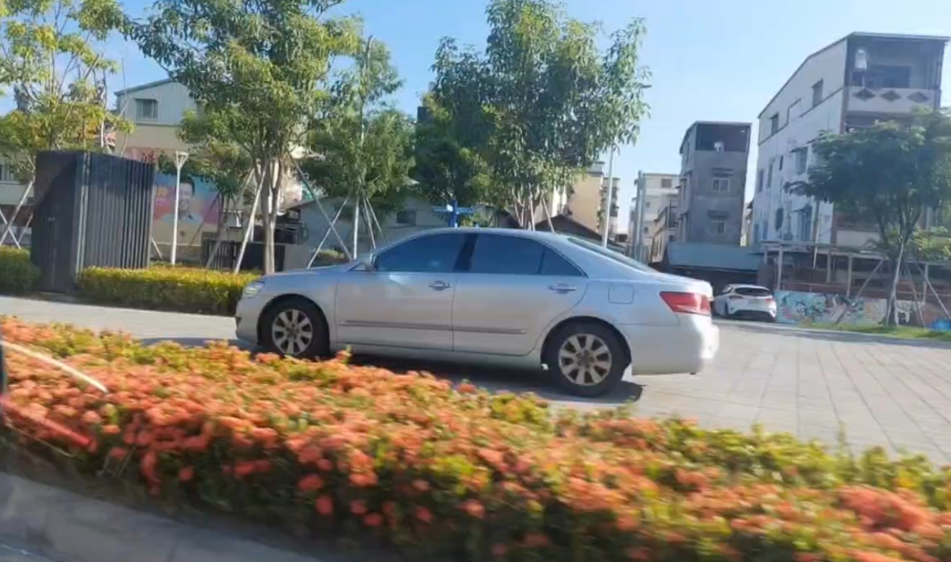 【有片】汽車囂張開上人行道 目擊者超傻眼