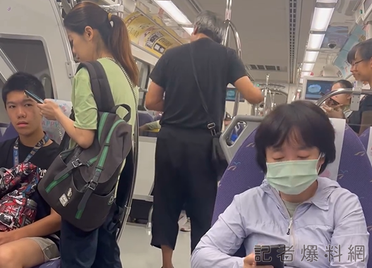 【有片】他拿東西佔博愛座遭制止 害機捷延誤2分鐘出發