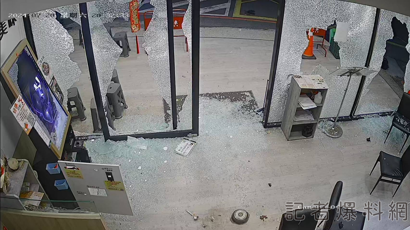 火鍋店被砸 客人帶菜刀鐵鎚找上門