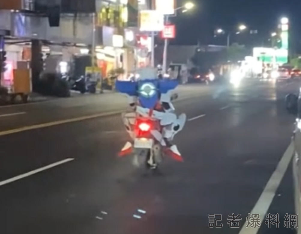 【有片】驚見「鋼彈」騎機車上路 警曝1事恐違法