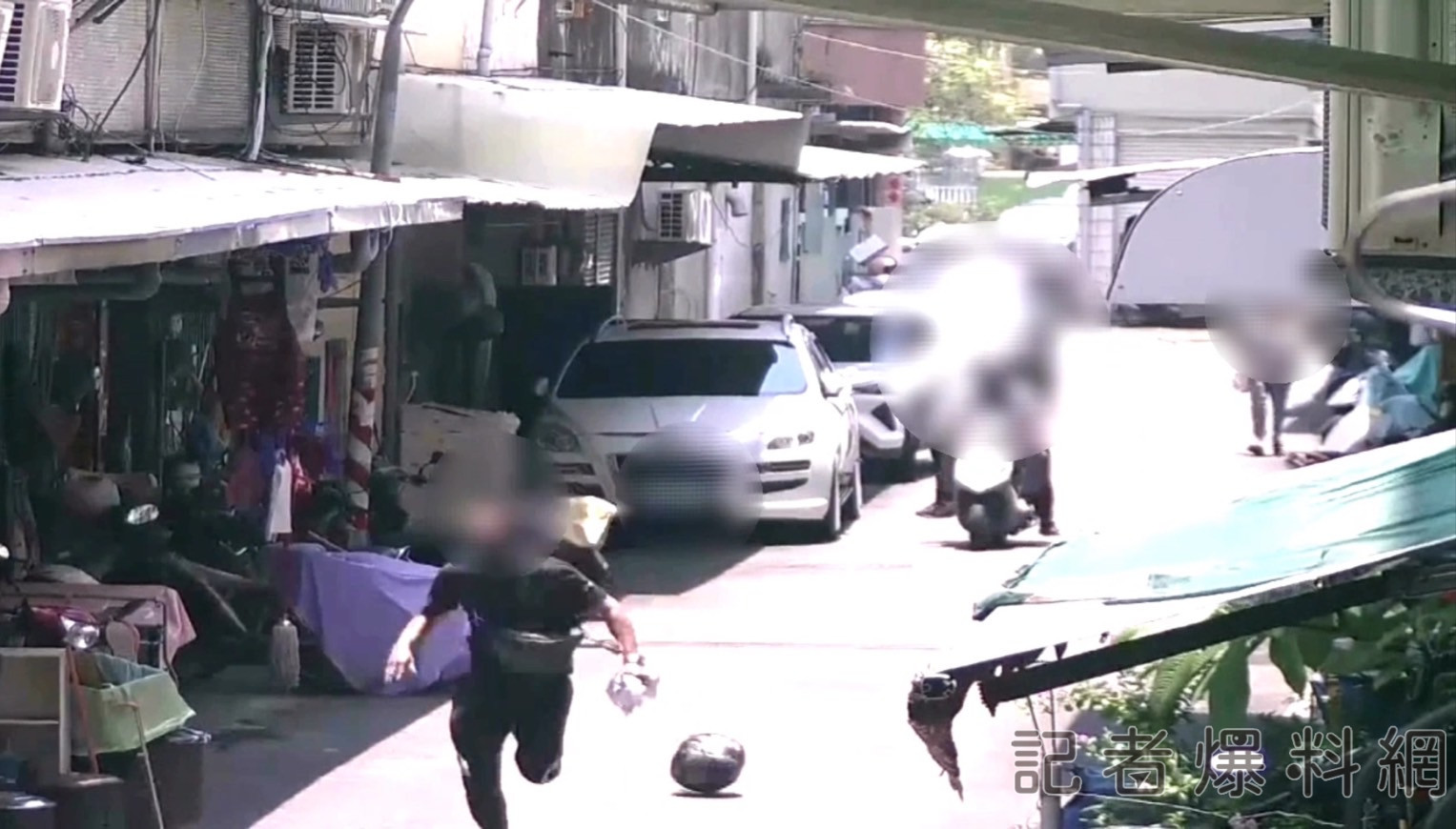 【有片】超商取貨沒錢付 他竟搶走包裏拔腿就跑