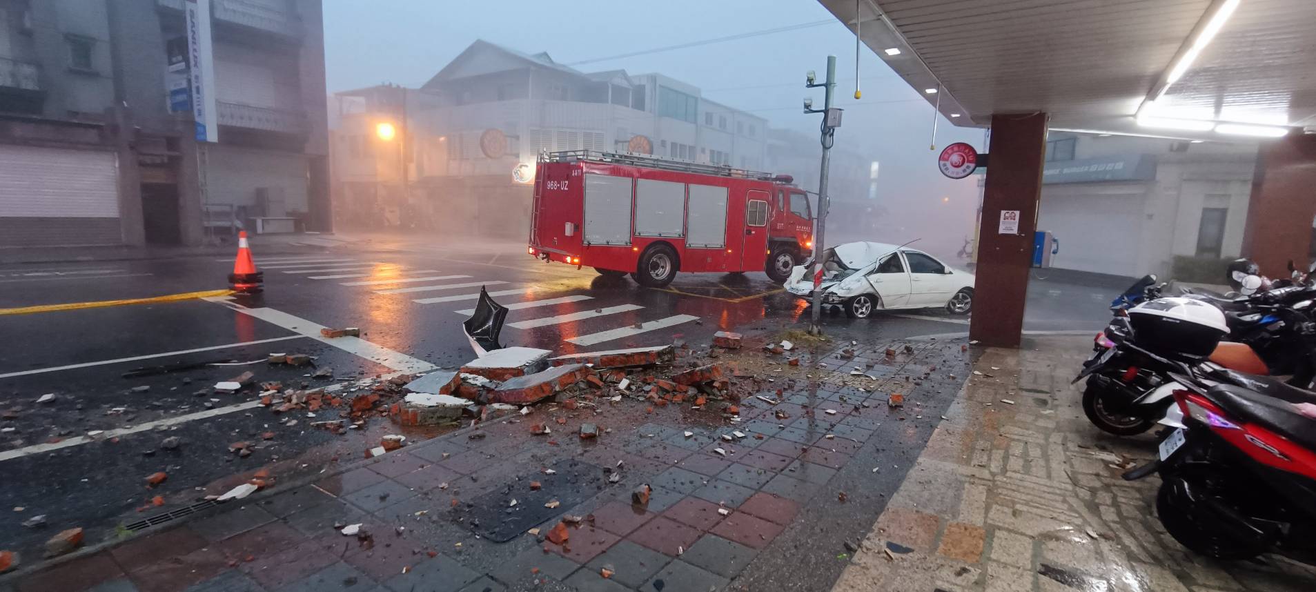 【有片】慟!5樓女兒牆掉落 砸中自小客造成1死2傷