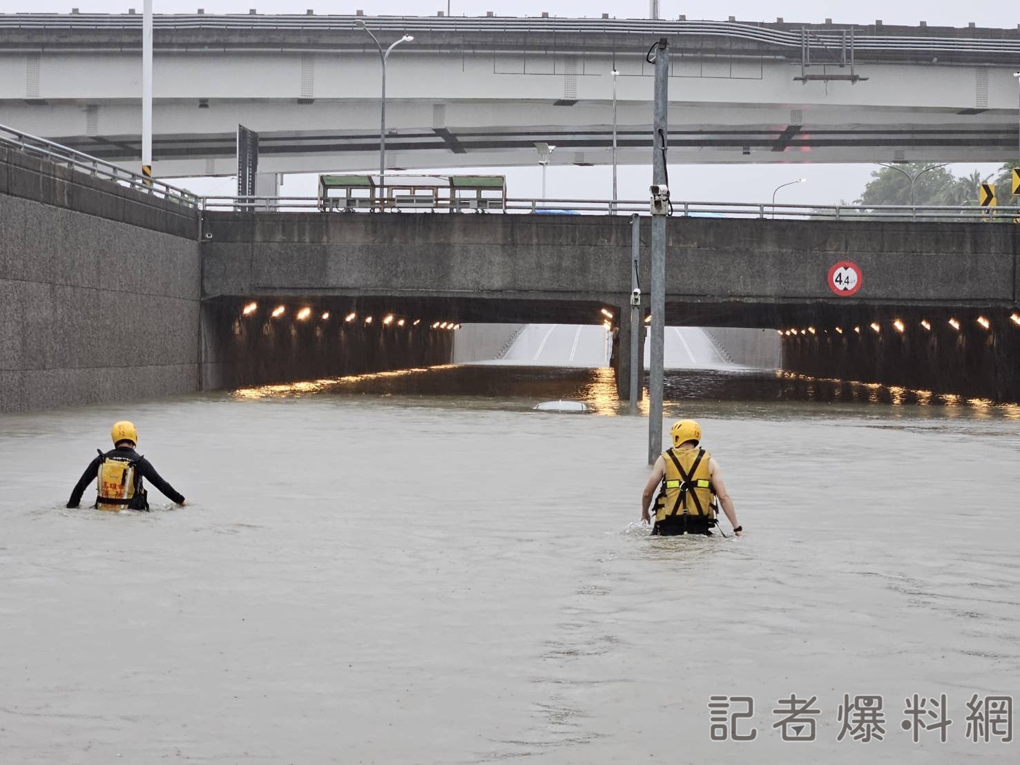 【有片】凱米災情不斷傳出!汽車慘遭滅頂 騎士追「漂漂機車」畫面曝