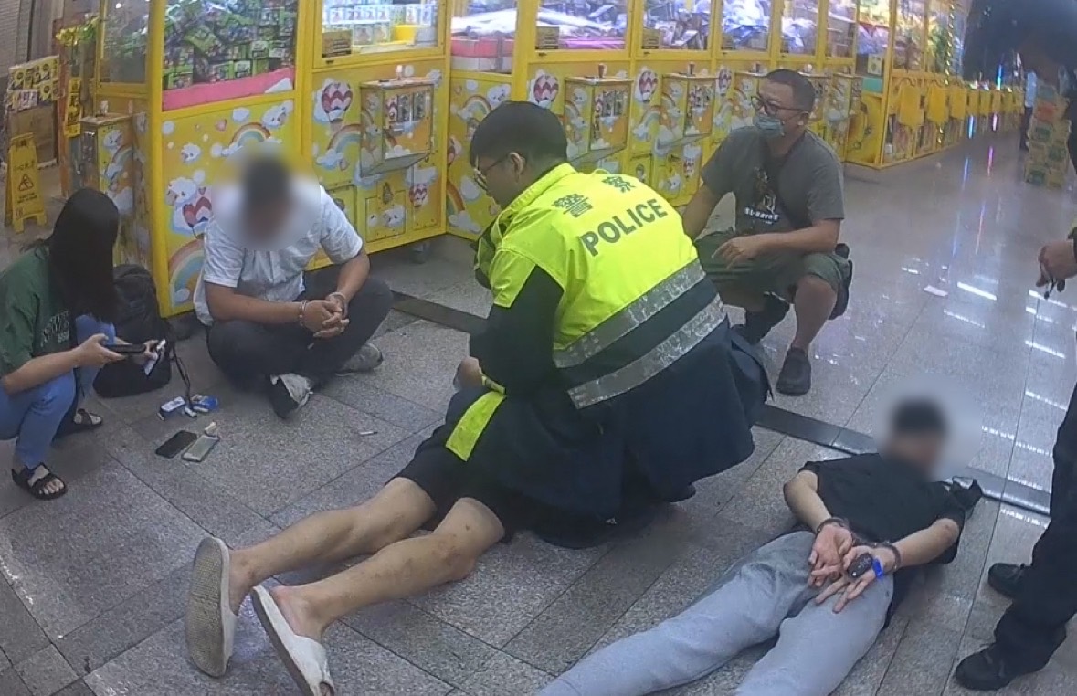 雙胞胎兄弟當詐騙集團收水人 遭警盤查還想跑慘被包夾