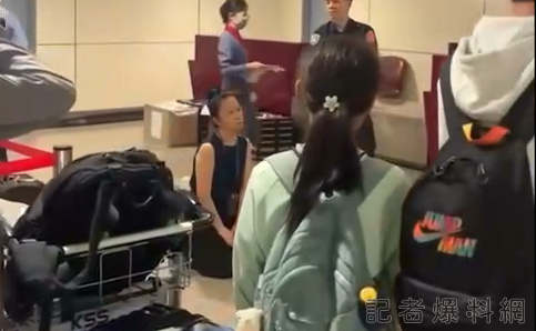 【有片】桃機旅客「等2.5小時拿不到行李」飆罵 華航主管當場下跪