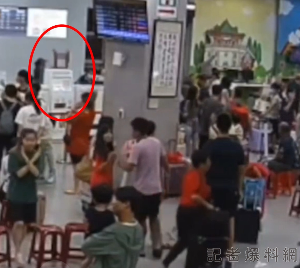 等到火氣大？颱風天機場航班大亂 地勤衰遭旅客丟椅攻擊