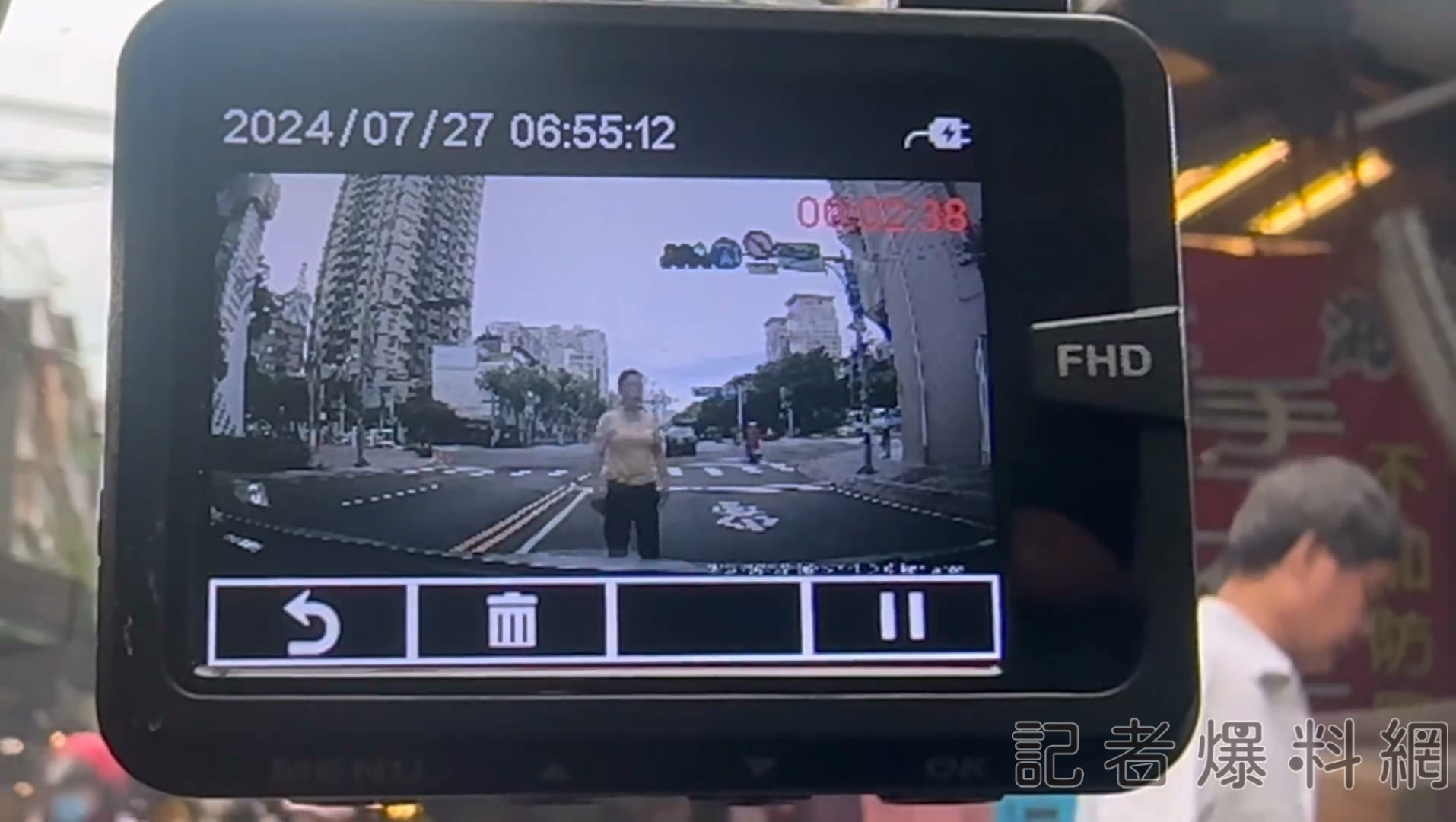 【有片】碰瓷?婦突衝車道 擋車十多秒畫面曝