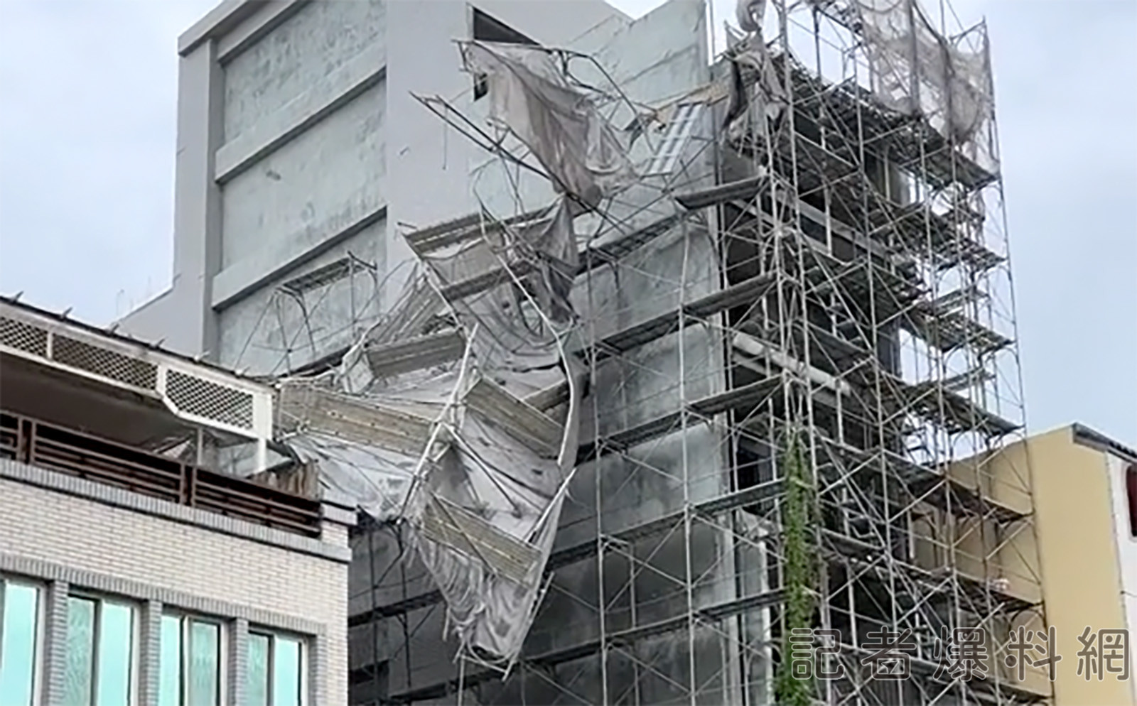 颱風威力強勁鷹架倒鄰房 網捏冷汗:直接變天橋