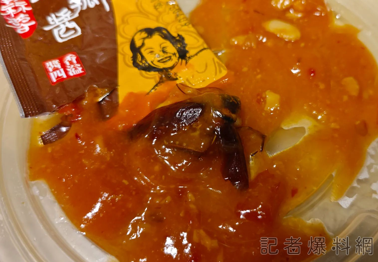 沒食慾了!吃小火鍋擠豆瓣醬 竟擠出整隻小強