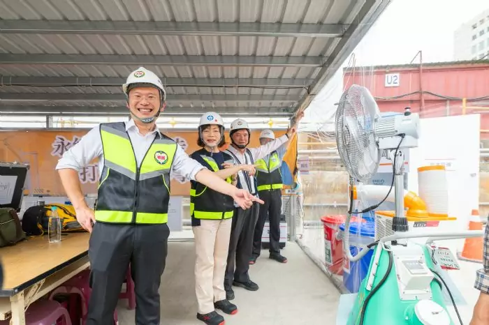 蘇俊賓關心勞工作業安全 走訪工地宣導預防熱危害 蘇俊賓關心勞工作業安全 走訪工地宣導預防熱危害