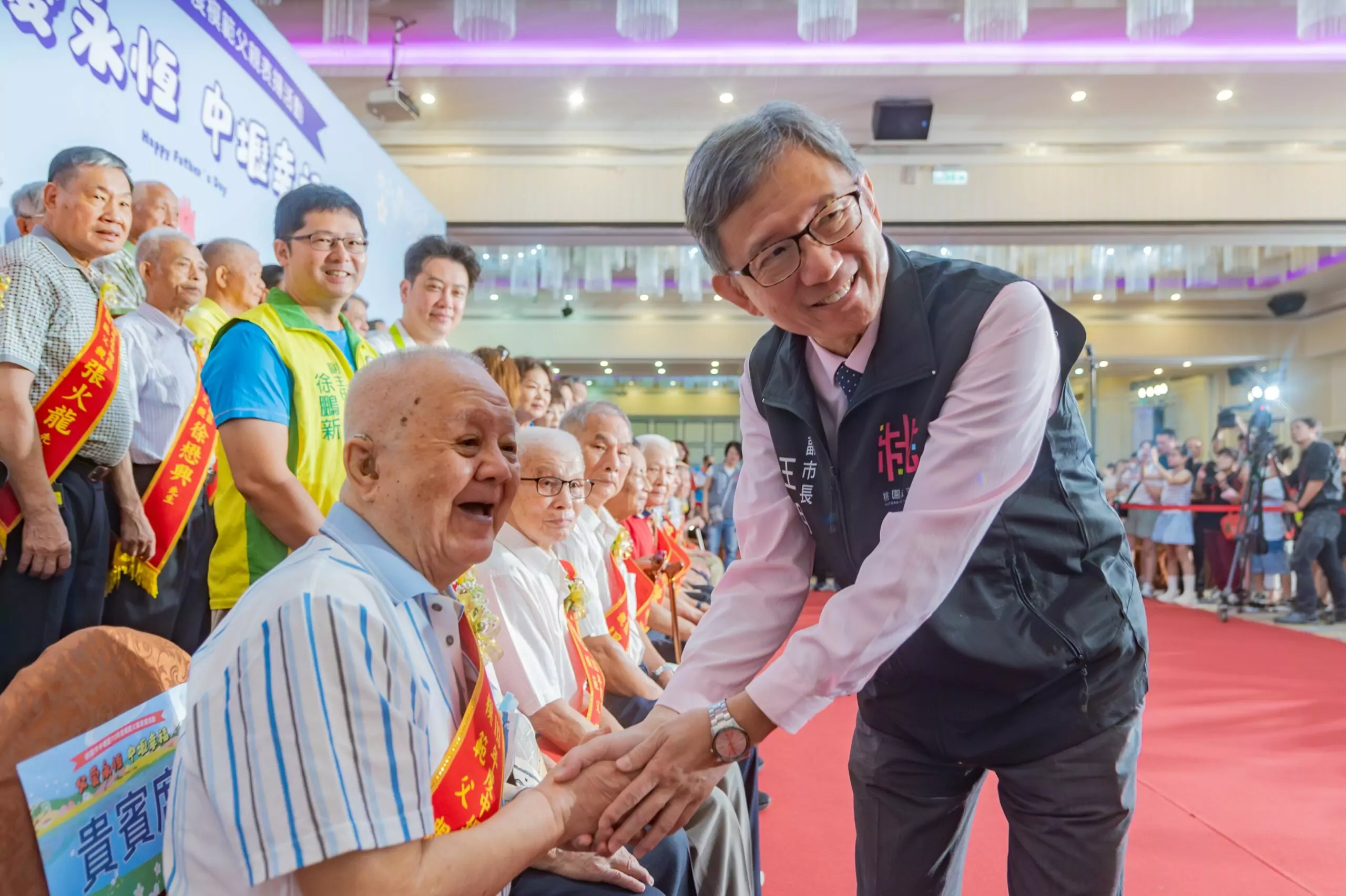 桃市府表揚模範父親 打造高齡友善樂活城市 桃市府表揚模範父親 打造高齡友善樂活城市
