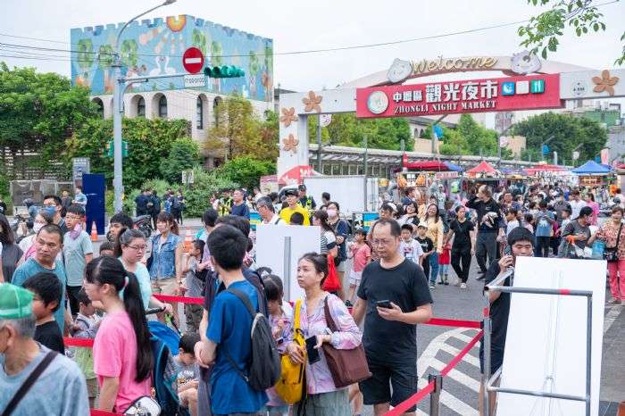 中壢夜市夏夜生活祭熱情開幕 星空電影院、親子活動樂翻天 20240727215548306