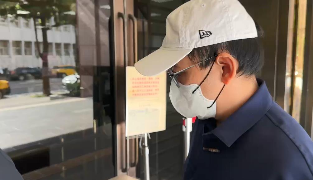 黃子佼涉持未成年不雅片被起訴 遲到20分鐘現身開庭