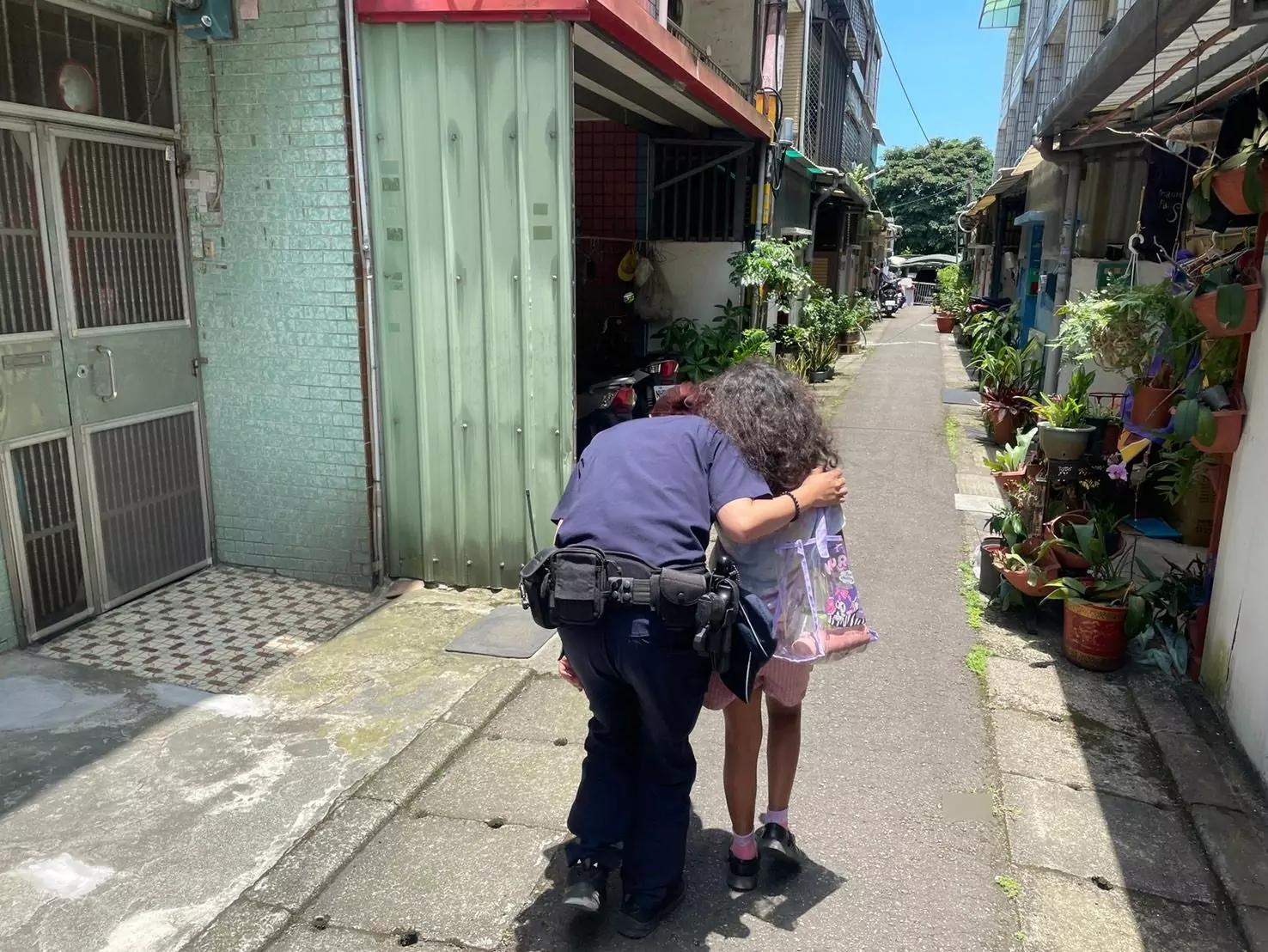 女童走失超商內急哭 平鎮暖警靠這招助返家 女童走失超商內急哭 平鎮暖警靠這招助返家