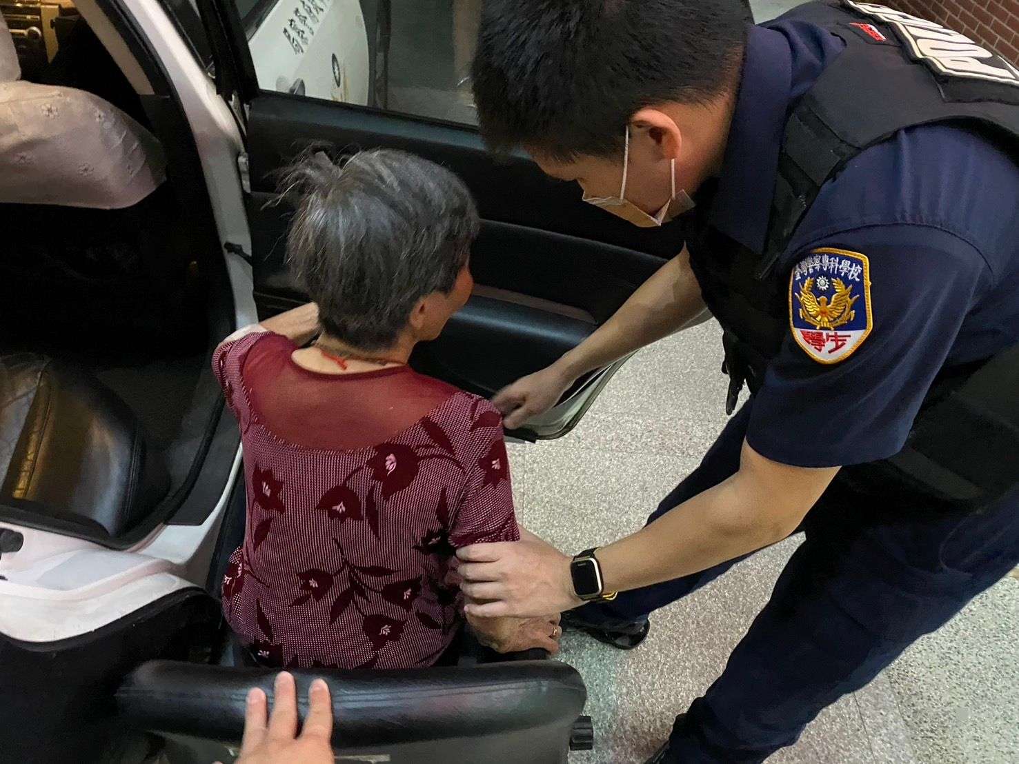 9旬失智婦偷跑出門賣菜 平警實習生變身客語翻譯助返家 386994