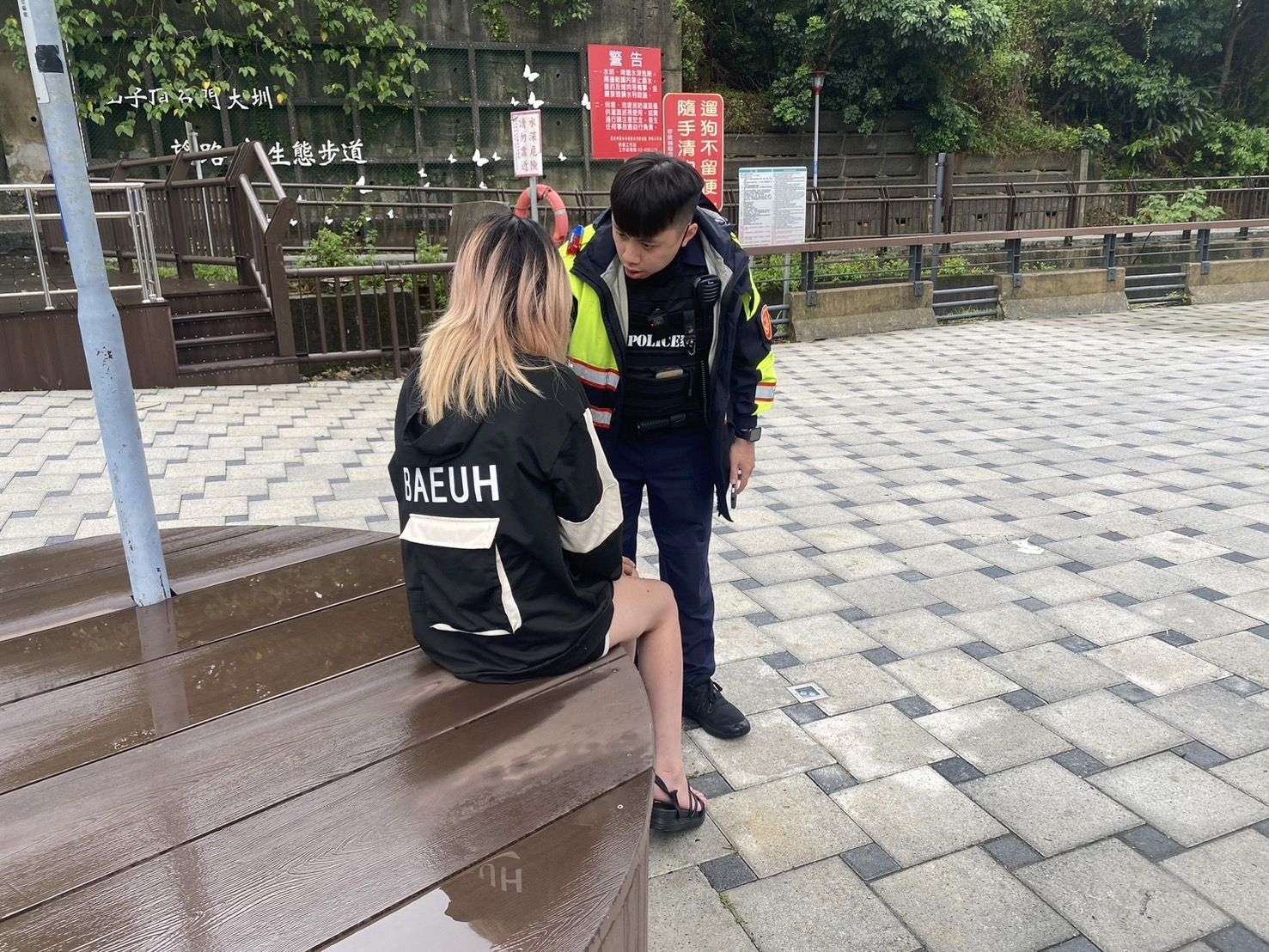 女子1原因颱風天跑到石門大圳旁 平警耐心安撫助返家 388856 0