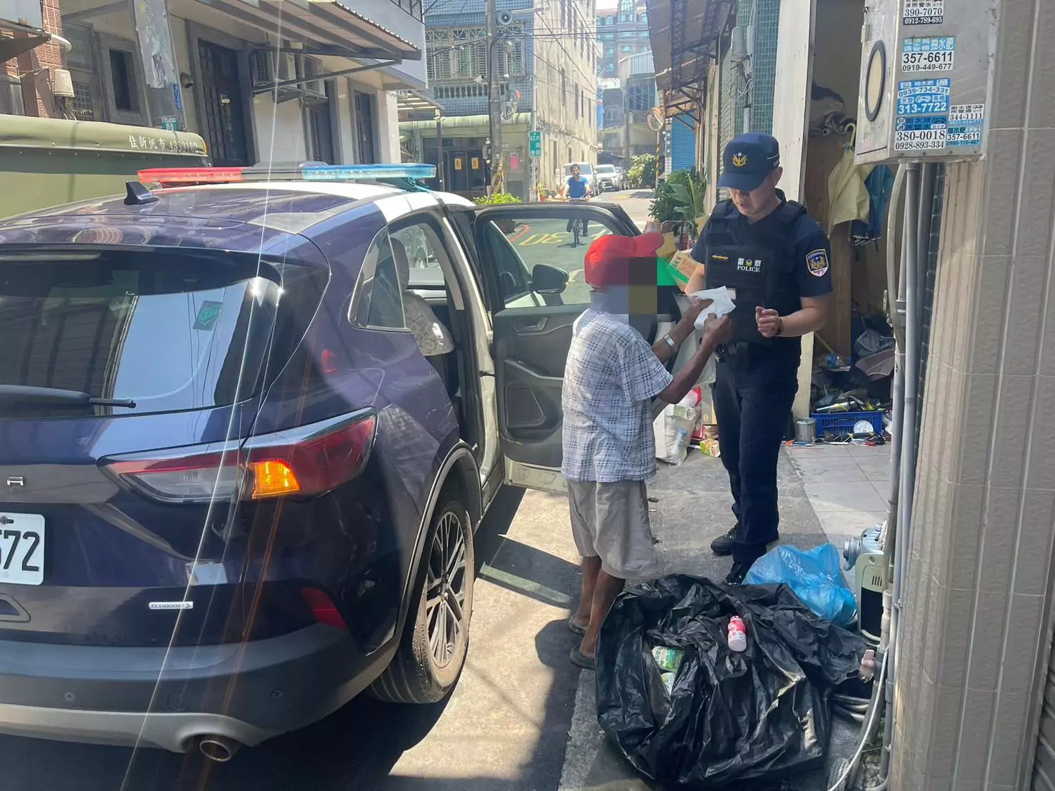 高齡翁外出迷途竟走到「這地方」大園警暖心送返家 高齡翁外出迷途竟走到「這地方」大園警暖心送返家