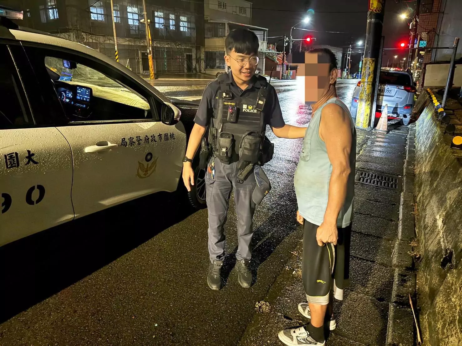 失智翁中壢迷途走了兩天 全身濕透在大園被警尋獲 失智翁中壢迷途走了兩天 全身濕透在大園被警尋獲