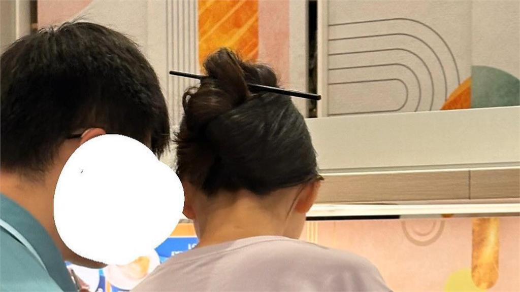 迴轉壽司爆食安疑慮?女竟拿筷子當髮簪