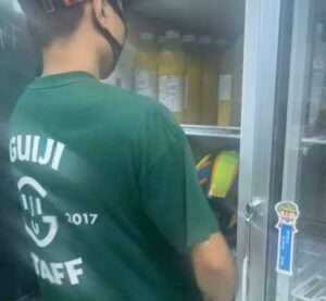 飲料店又出事！龜記員工安全帽放冰箱 網：聞到頭皮味了