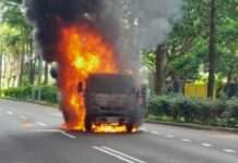 恐怖!小貨車開到一半燒成火球 濃黑煙直竄天際