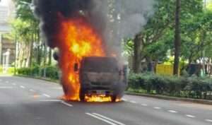 恐怖！小貨車開到一半燒成火球 濃黑煙直竄天際