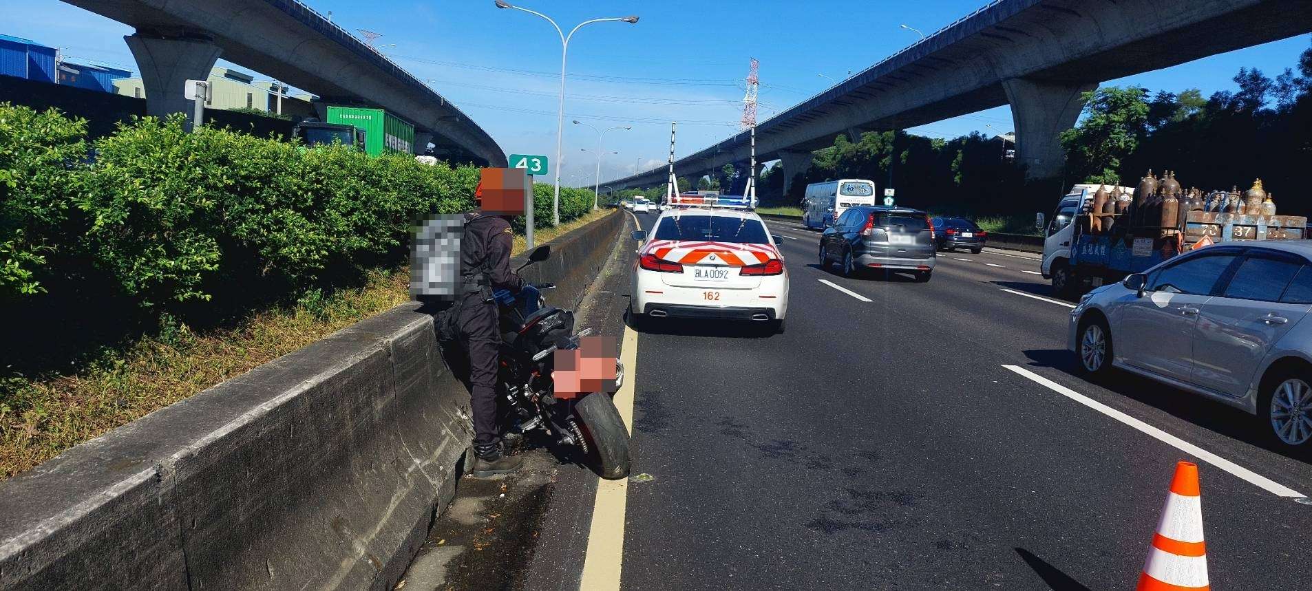【有片】紅牌重機闖國1亂換車道 自撞護欄下場尷尬了 498542 0