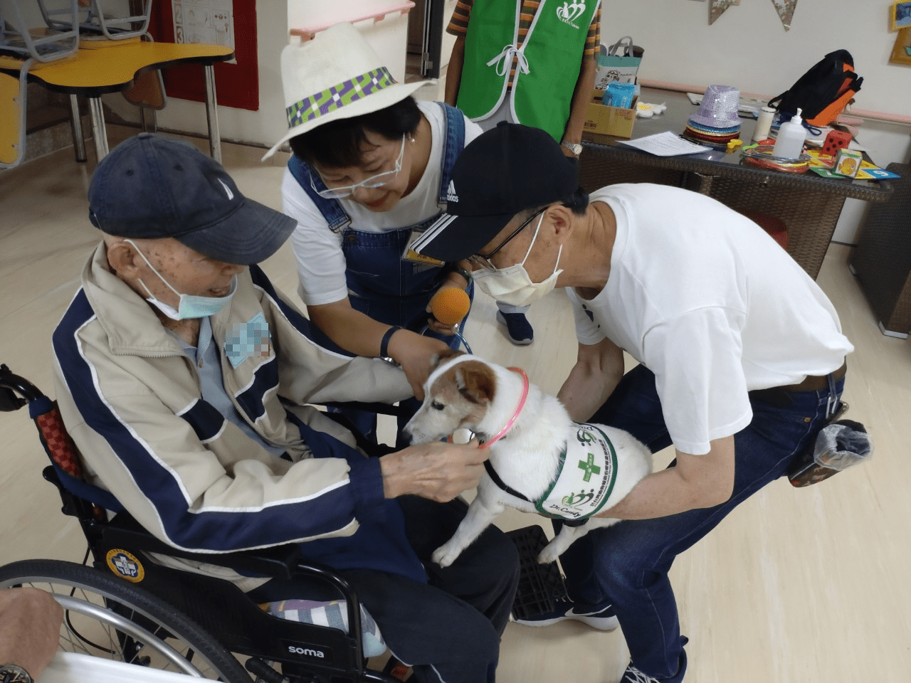 北榮桃園分院護理之家推寵物治療 改善長輩認知、情緒、社交能力 5454hty