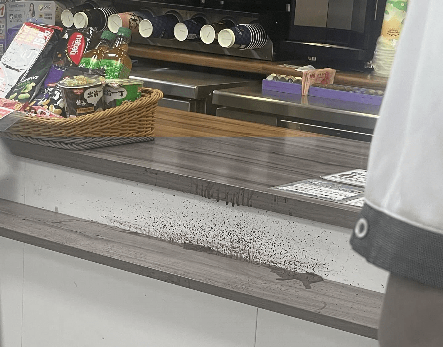 超商櫃台滴血!疑醉漢騷擾民眾反遭打破頭