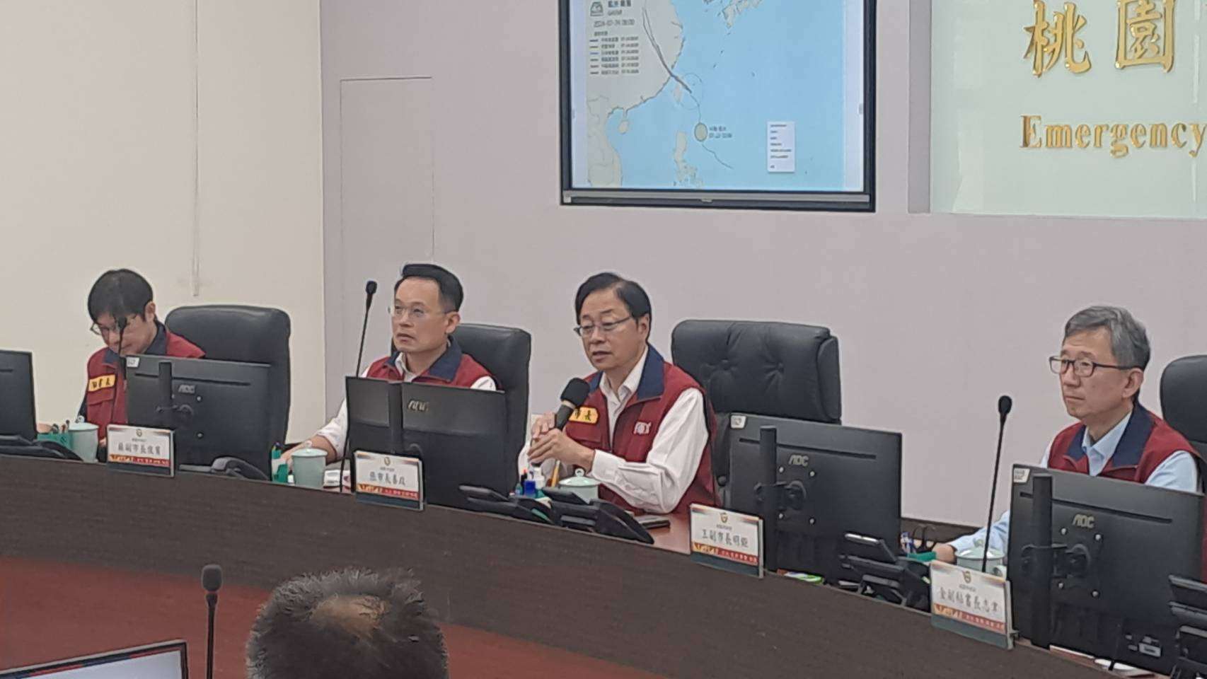坐鎮災害應變中心 張善政:是否續放颱風假今晚8點公布 60550 0