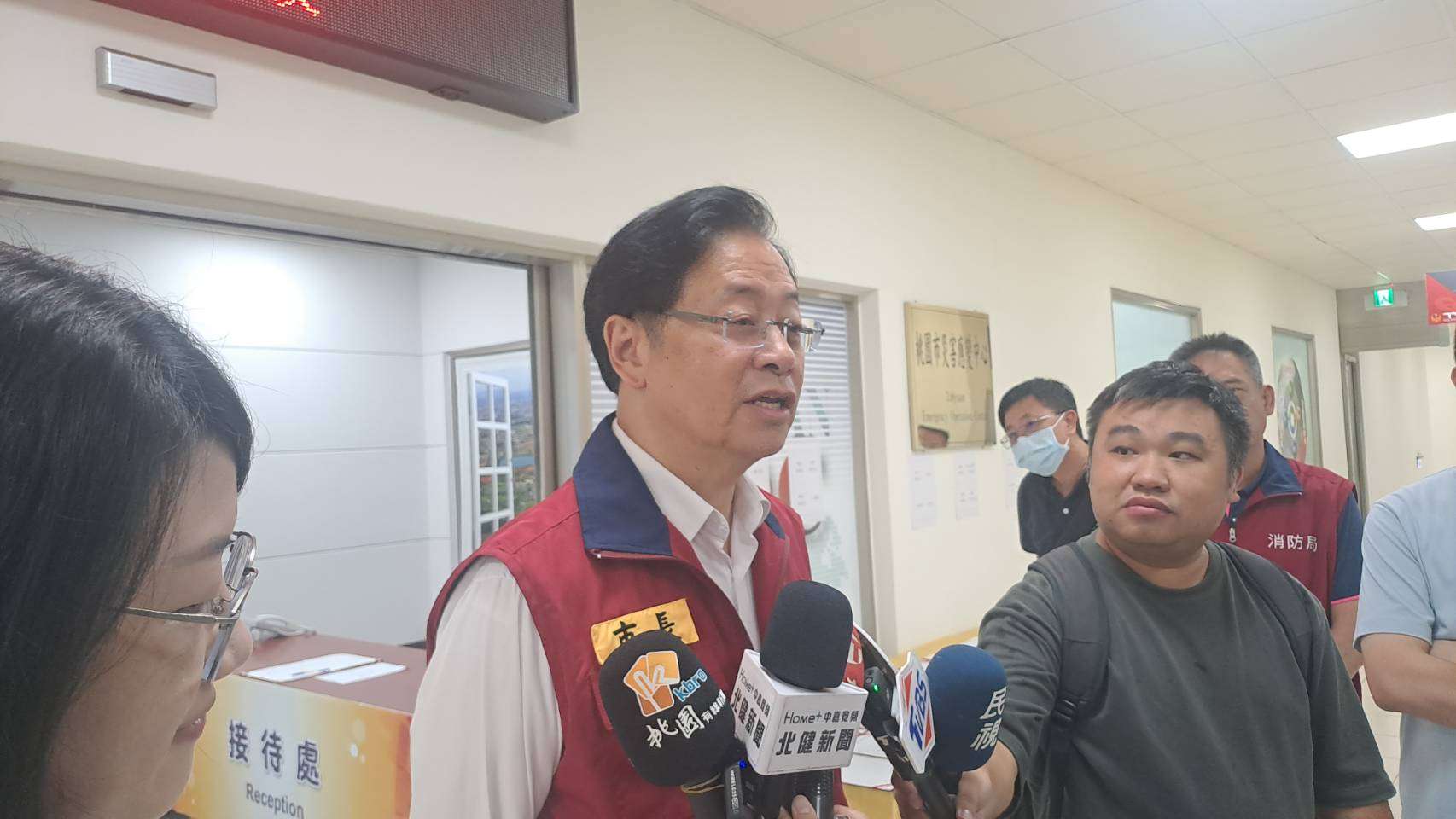 坐鎮災害應變中心 張善政:是否續放颱風假今晚8點公布 60551 0