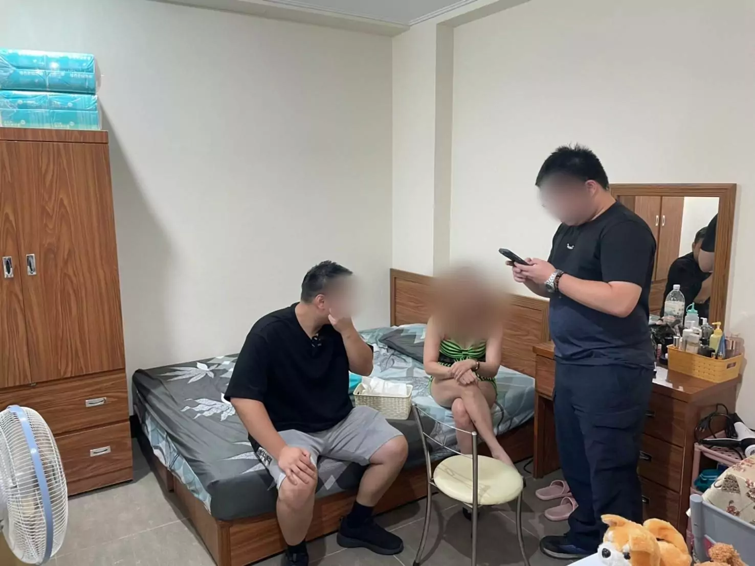 出租套房內暗藏春色 八德警掃蕩查獲非法性交易 出租套房內暗藏春色 八德警掃蕩查獲非法性交易