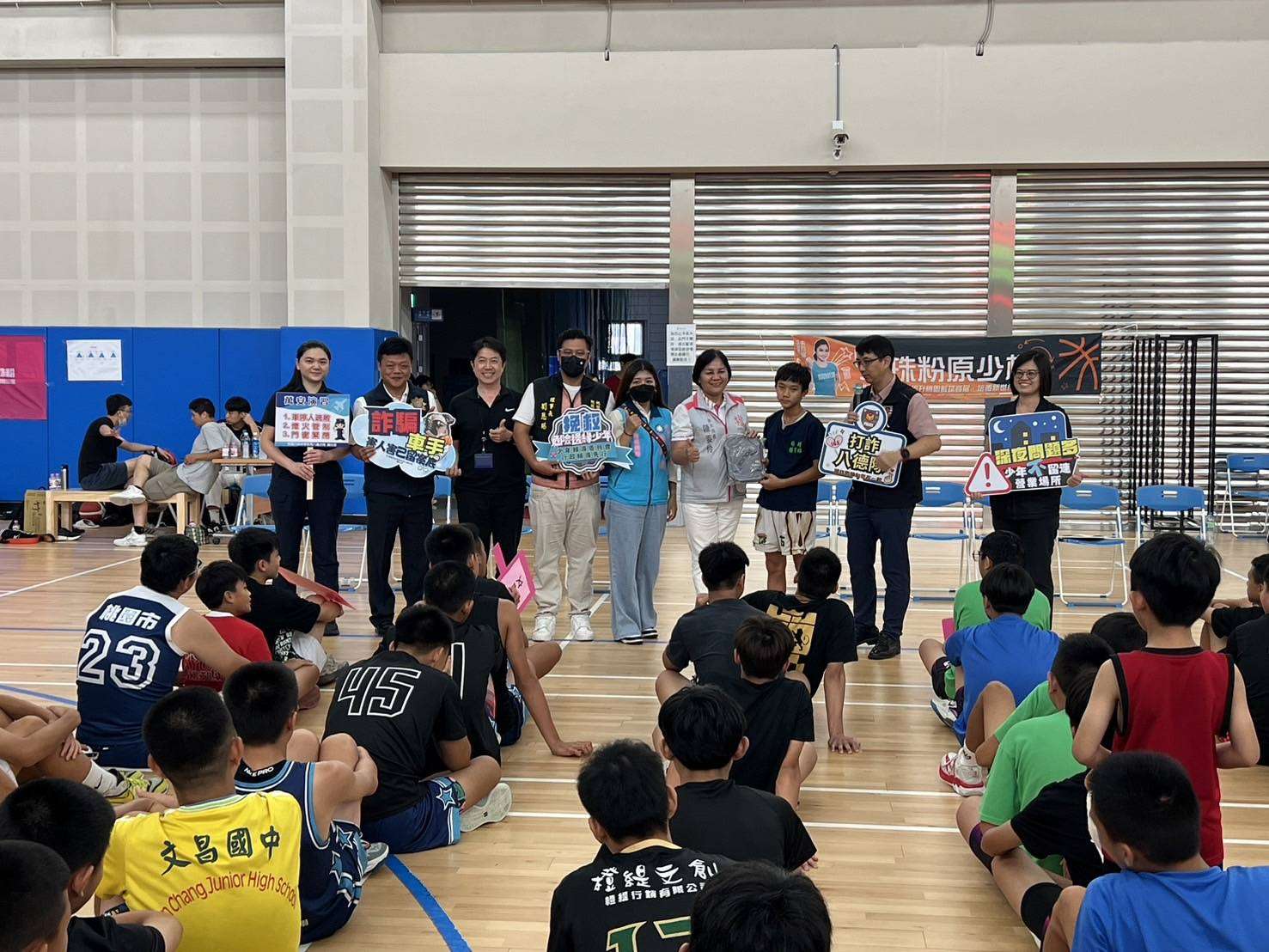 八德警預防犯罪宣導活動登場 學子戴VR眼鏡認識酒駕危害 639801 0